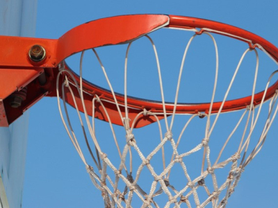 Cómo colocar la red de la canasta de baloncesto